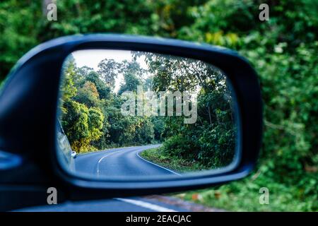 Seitenansicht Spiegelung der Kurve Straße im Wald. Stockfoto