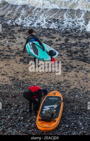 England, East Sussex, Eastbourne, Birling Gap, Paddle Boarders on the Beach Stockfoto