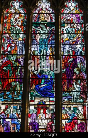 England, East Sussex, Winchelsea, Kirche des heiligen Thomas des Märtyrers, Glasfenster mit Darstellung des letzten Abendmahls und der Kreuzigung Christi Stockfoto