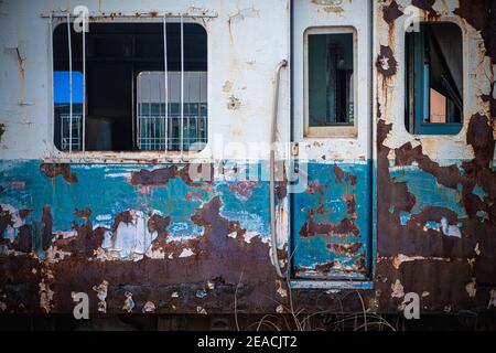 Die alten Waggons in einem verlassenen Bahnhof. Stockfoto