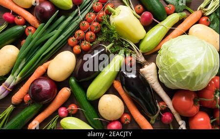 Gemüsesortiment auf dunkler Holzfläche, Draufsicht Stockfoto