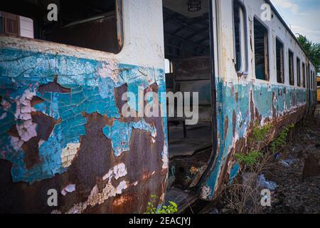 Die alten Waggons in einem verlassenen Bahnhof. Stockfoto