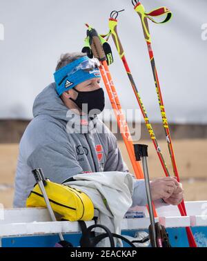 Pokljuka, Slowenien. Februar 2021, 08th. Biathlon: Weltmeisterschaft, Training der Männer. Mark Kirchner, Nationaltrainer, folgt dem Training. Die Wettbewerbe finden ab dem 10-21. Februar unter strengen Hygienebedingungen statt. Quelle: Sven Hoppe/dpa/Alamy Live News Stockfoto