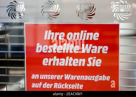 Köln, Nordrhein-Westfalen, Deutschland - Click and Collect, Einzelhandel in Zeiten der Coronakrise während der zweiten Sperre sind die Geschäfte geschlossen, einige bieten jedoch Abholstationen an, MediaMarkt-Kunden können online bestellte Waren abholen. Stockfoto