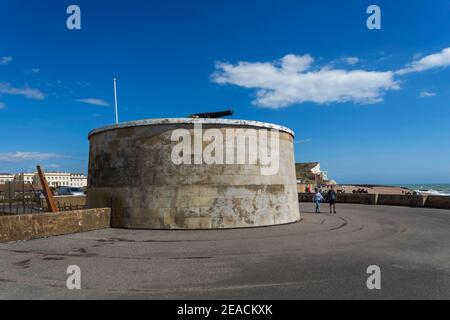 England, East Sussex, Seaford, Beach und Martello Tower Museum Stockfoto