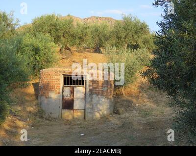 Brickbuild Bewässerungsgebäude in Alora Countyside, Andalusien Stockfoto