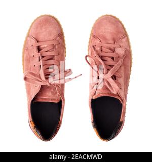 Hellrot Wildleder Sneakers weißen Hintergrund isoliert Nahaufnahme von oben, stilvolle rosa Gämsen Gummischuhe, Paar beige Lederschuhe, zwei Freizeitschuhe Stockfoto