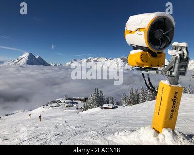 Skigebiet Rosshütte, Schneekanone, Nebelmeer, Sonne, Berge, Alpen, hohe Munde, Seefeld in Tirol, Österreich Stockfoto