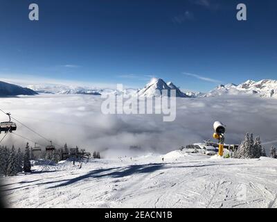 Skigebiet Rosshütte, Schneekanone, Sessellift Rosshütten-Express, Nebelmeer, Sonne, Berge, Alpen, hohe Munde, Seefeld in Tirol, Österreich Stockfoto