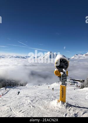 Skigebiet Rosshütte, Schneekanone, Nebelmeer, Sonne, Berge, Alpen, hohe Munde, Seefeld in Tirol, Österreich Stockfoto