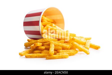 Pommes frites. Gesalzener Snack. Kartoffelchips in Papierbecher isoliert auf weißem Hintergrund. Stockfoto