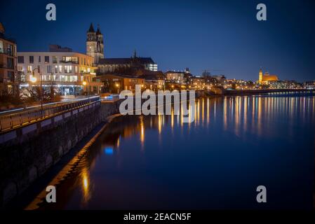 Deutschland, Sachsen-Anhalt, Magdeburg, Elbpromenade mit Magdeburger Dom während der blauen Stunde. Stockfoto