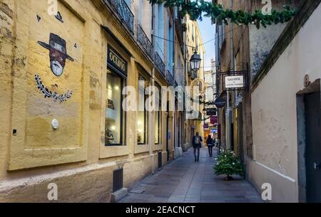 Kleine Gasse in Montpellier zu Weihnachten Stockfoto