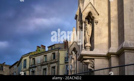 Église Sainte Anne in Montpellier. Errichtet im neogotischen Stil im 19th. Jahrhundert. Der Glockenturm ist 71 Meter hoch. Seit 2011 Ausstellungsraum für zeitgenössische Kunst. Stockfoto