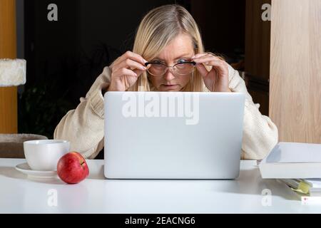 Emotionale Freiberuflerin Frau, die im Home Office, überrascht starrte auf Laptop-Bildschirm schockiert durch E-Mail erhalten, Arbeit von zu Hause Konzept Stockfoto