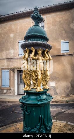 Original 'Wallace' Brunnen in Coursan. Entworfen vom Bildhauer Charles Auguste Lebourg und identisch mit denen in Paris. Errichtet im XIX Jahrhundert. Stockfoto