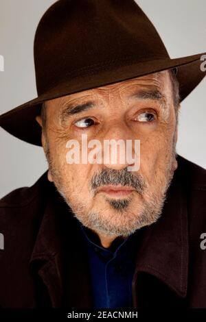 Datei Foto - Jean-Claude Carriere posiert während einer Fotosession in Paris, Frankreich am 2010. Februar. Jean-Claude Carrière, der fruchtbare französische Drehbuchautor, der mit einigen der größten Autorenkunsthäuser seiner Zeit zusammenarbeitete, ist gestorben. Er war 89 Jahre alt. Carrière starb am Montagabend an natürlichen Ursachen in seinem Haus in Paris. Carrière gewann 1963 für seine Arbeit mit dem Landsmann Pierre Étaix an einem Live-Action-Kurzfilm einen Oscar und erhielt 2014 den Ehrenpreis der Akademie bei den Governors Awards. Foto von VIM/ABACAPRESS.COM Stockfoto