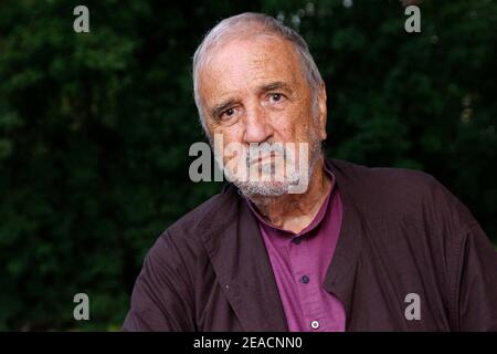 File photo - Jean-Claude Cariere posiert beim jährlichen Autogrammevent "Foret des Livres" 18th in Chanceaux-Pres-Loches, bei Tours, Frankreich, am 25. August 2013. Jean-Claude Carrière, der fruchtbare französische Drehbuchautor, der mit einigen der größten Autorenkunsthäuser seiner Zeit zusammenarbeitete, ist gestorben. Er war 89 Jahre alt. Carrière starb am Montagabend an natürlichen Ursachen in seinem Haus in Paris. Carrière gewann 1963 für seine Arbeit mit dem Landsmann Pierre Étaix an einem Live-Action-Kurzfilm einen Oscar und erhielt 2014 den Ehrenpreis der Akademie bei den Governors Awards. Foto von VIM/ABACAPRESS.COM Stockfoto