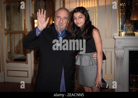 File photo - Jean-Claude Carriere erhält am 16. Oktober 2014 die Insignie des Befehlshabers des Nationalen Verdienstordens vom französischen Minister für Kultur und Kommunikation Fleur Pellerin im Kulturministerium in Paris, Frankreich. Jean-Claude Carrière, der fruchtbare französische Drehbuchautor, der mit einigen der größten Autorenkunsthäuser seiner Zeit zusammenarbeitete, ist gestorben. Er war 89 Jahre alt. Carrière starb am Montagabend an natürlichen Ursachen in seinem Haus in Paris. Carrière gewann 1963 einen Oscar für seine Arbeit mit dem Landsmann Pierre Étaix an einem Live-Action-Kurzfilm, danach erhielt er den Ehrenpreis der Akademie Stockfoto