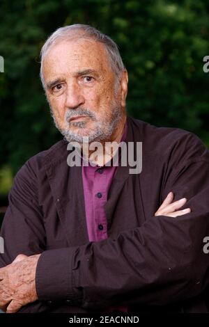 File photo - Jean-Claude Cariere posiert beim jährlichen Autogrammevent "Foret des Livres" 18th in Chanceaux-Pres-Loches, bei Tours, Frankreich, am 25. August 2013. Jean-Claude Carrière, der fruchtbare französische Drehbuchautor, der mit einigen der größten Autorenkunsthäuser seiner Zeit zusammenarbeitete, ist gestorben. Er war 89 Jahre alt. Carrière starb am Montagabend an natürlichen Ursachen in seinem Haus in Paris. Carrière gewann 1963 für seine Arbeit mit dem Landsmann Pierre Étaix an einem Live-Action-Kurzfilm einen Oscar und erhielt 2014 den Ehrenpreis der Akademie bei den Governors Awards. Foto von VIM/ABACAPRESS.COM Stockfoto