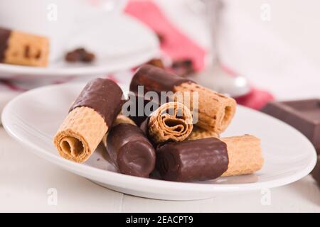 Schokoladen-Waffelbrötchen. Stockfoto