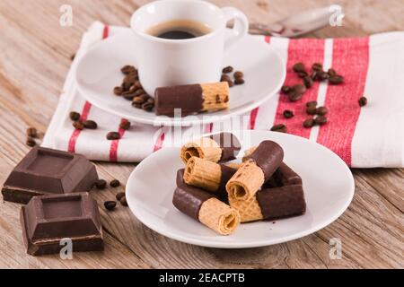 Schokoladen-Waffelbrötchen. Stockfoto