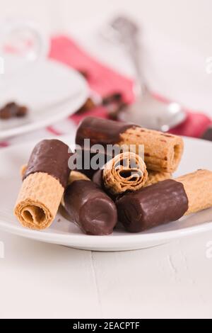 Schokoladen-Waffelbrötchen. Stockfoto