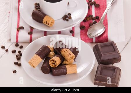Schokoladen-Waffelbrötchen. Stockfoto