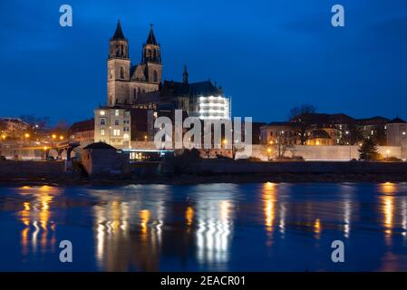 Deutschland, Sachsen-Anhalt, Magdeburg, Elbpromenade mit Magdeburger Dom während der blauen Stunde. Stockfoto