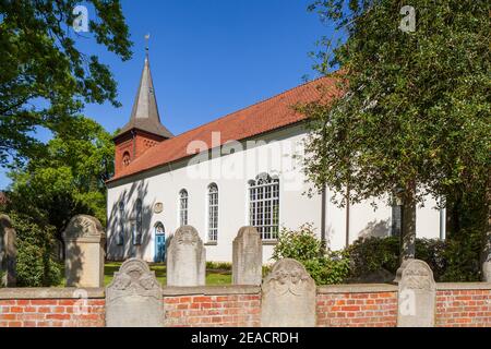 Liebfrauenkirche mit Friedhof und Grabsteinen, Fischerhude, Niedersachsen, Deutschland, Europa Stockfoto