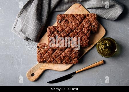 Skandinavisches Vollkornbrot auf Holzbrett Stockfoto