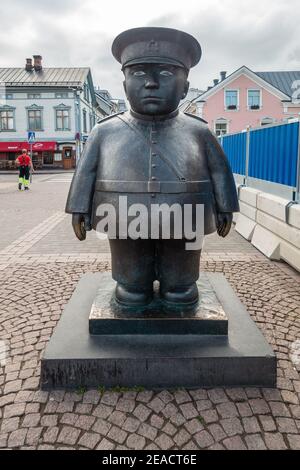 Die Bobby auf dem Markt (Toripolliisi) Statue auf dem Marktplatz In Oulu Finnland Stockfoto