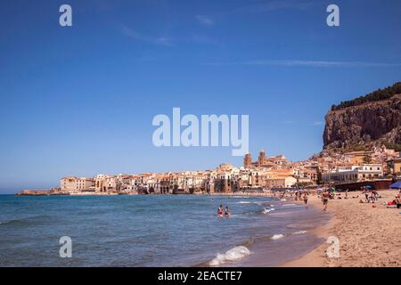 Stadt, Strand, Meer, Cefalu, Sizilien, Italien Stockfoto