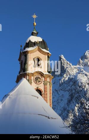 Kirchturm der Kirche St. Peter und Paul in Mittenwald gegen das Karwendelgebirge, Werdenfelser Land, Oberbayern, Bayern, Süddeutschland, Deutschland, Europa Stockfoto