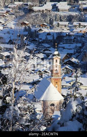 Blick auf die Kirche St. Peter und Paul in Mittenwald, Werdenfelser Land, Oberbayern, Bayern, Süddeutschland, Deutschland, Europa Stockfoto