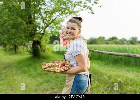 Rückansicht auf Mutter und Tochter im Teenageralter, die sich umarmten Gemeinsam auf dem Bauernhof Stockfoto