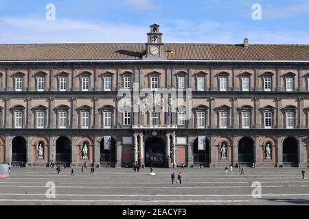 Napoli - Facciata di Palazzo reale auf der Piazza del Plebiscito Stockfoto