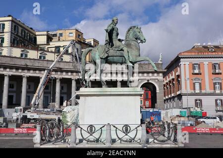 Napoli - Statua equestre di Carlo di Borbone auf der Piazza Del Plebiscito Stockfoto