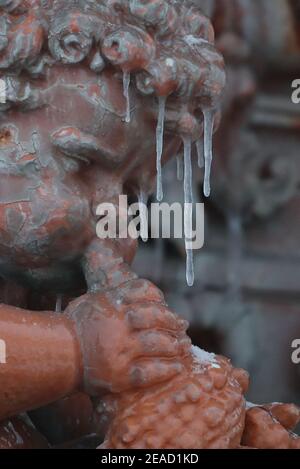 Eiszapfen hängen an einem Wasserbrunnen im Victoria Park in Ashford, Kent, während bitterkalte Winde weiterhin einen Großteil der Nation in ihren Bangen halten. Bilddatum: Dienstag, 9. Februar 2021. Stockfoto