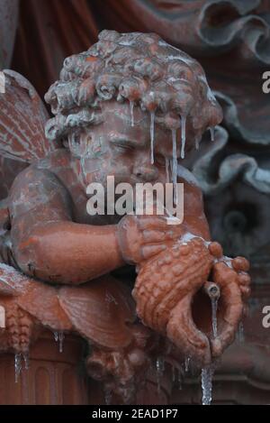 Eiszapfen hängen an einem Wasserbrunnen im Victoria Park in Ashford, Kent, während bitterkalte Winde weiterhin einen Großteil der Nation in ihren Bangen halten. Bilddatum: Dienstag, 9. Februar 2021. Stockfoto