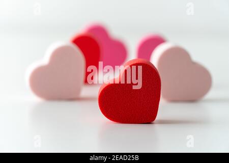 Nahaufnahme von roten und rosa Herzen mit weißem Hintergrund. Stockfoto