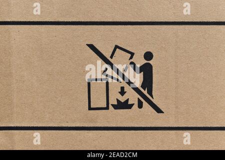 Nahaufnahme des Kartons mit Verpackungssymbolen als Hintergrund. Verpackungskarton mit Symbol für zerbrechlichen Artikel. Stockfoto