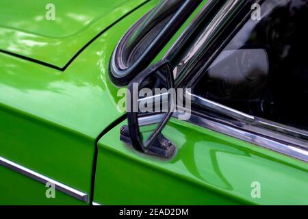 Außenspiegel des alten sowjetischen Autos. Seitenansicht. Blick von vorne. Der Körper ist grün. Kurskoe, Krim - 4. Oktober 2020 Stockfoto