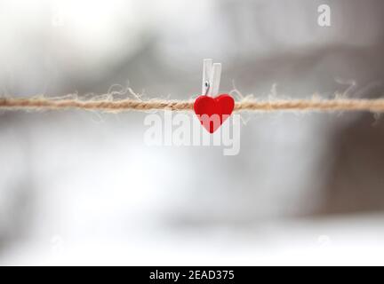Seil mit rotem Herz aus Valentinstag. Valentinstag Hintergrund Stockfoto