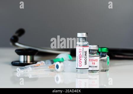 Coronavirus covid-19 Impfstoffflaschen und Spritzeninjektionsmittel und Stethoskop Stockfoto