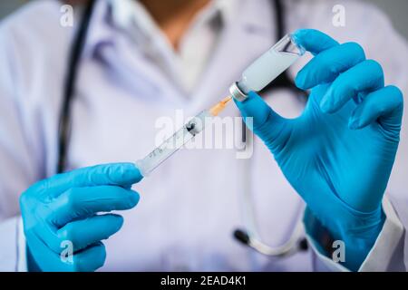 Arzt Zeichnung Impfstoffflasche in Spritze Injektion Medizin Stockfoto
