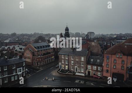 Blick auf die Skyline von York von der Spitze des Clifford's Tower während eines nebligen Tages im Winter, Yorkshire, England, Großbritannien. Stockfoto