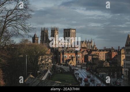 Ansicht des York Minster von den York City Walls, Yorkshire, England, Großbritannien. Stockfoto