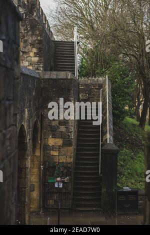 Treppe neben Micklegate Bar, die Zugang zu York City Walls, Yorkshire, England, Großbritannien bietet. Stockfoto