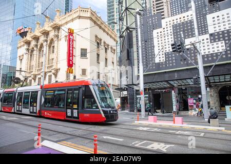 Sydney Stadtbahn vorbei an McDonalds Restaurant auf George Street Im Stadtzentrum von Sydney, NSW, Australien Stockfoto